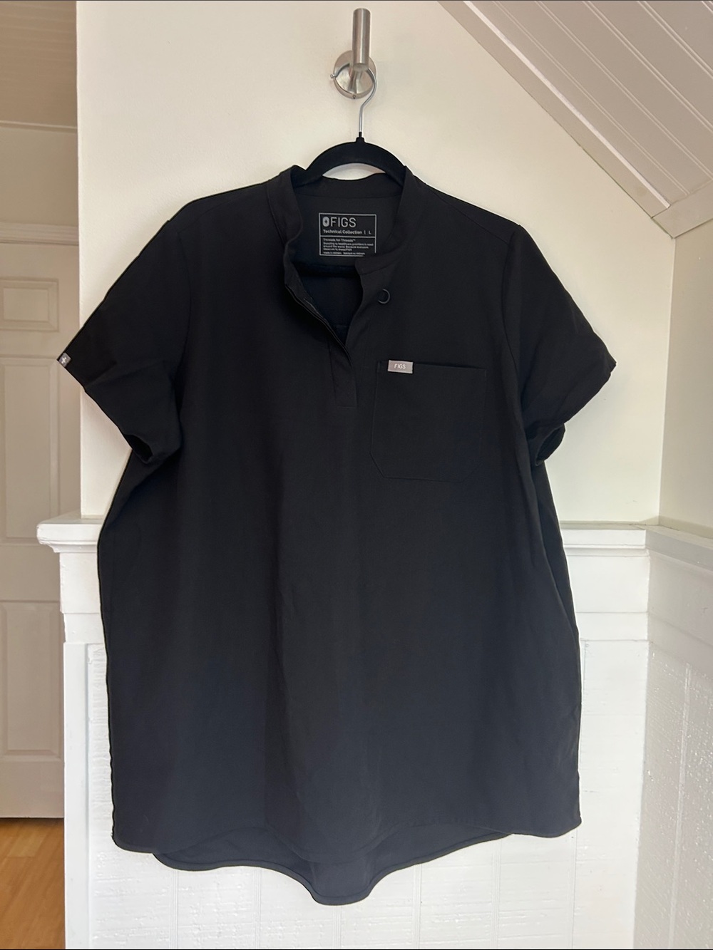 Figs Black Short Sleeve One Pocket Relaxed Scrub Top size large labor & delivery
